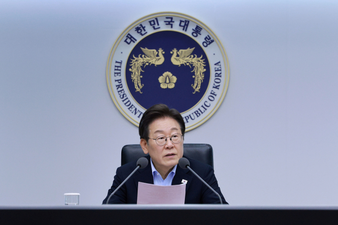 이재명 대통령이 30일 수석보관회의에서 스토킹 피해자 사망 사건에 대해 관계당국을 지적하며 제도 보완을 주문했다. 이재명 대통령이 31일 서울 용산 대통령실 청사에서 열린 제6차 수석보좌관회의에 발언하고 있다. /사진=뉴시스