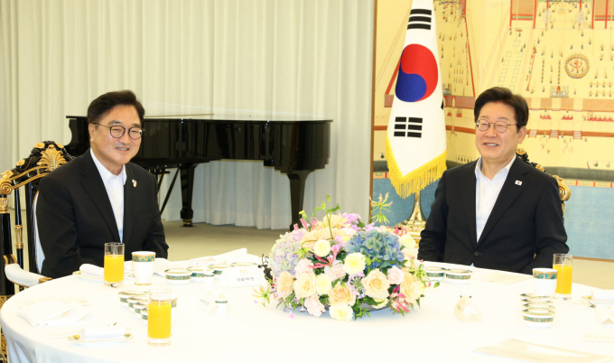 우원식 국회의장이 한미 관세협상 타결 소식과 관련해 자신의 페이스북 계정에 글을 게재했다. 사진은 지난 17일 이재명 대통령이 서울 한남동 관저에서 우원식 국회의장과 만찬에 앞서 환담을 나누고 있는 모습. /사진=뉴시스