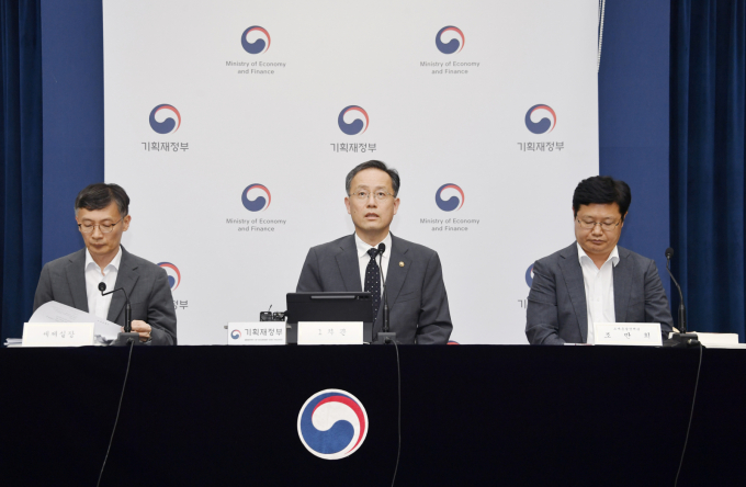 이형일 기획재정부 차관이 지난 29일 정부세종청사에서 열린 '2025년 세제개편안 상세 브리핑'에서 주요 내용을 발표하고 있다. / 사진=기획재정부 제공 