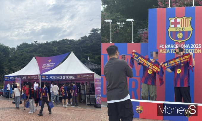FC바르셀로나 팬들이 15년 만에 내한 경기를 앞두고 기대감을 숨기지 못했다. 사진은 31일  제너시스BBQ그룹이 주관한 2025 FC바르셀로나 아시아투어-FC서울 친선경기를 찾은 팬들이 기념품 구매와 사진 촬영을 하는 모습. /사진=최진원 기자
