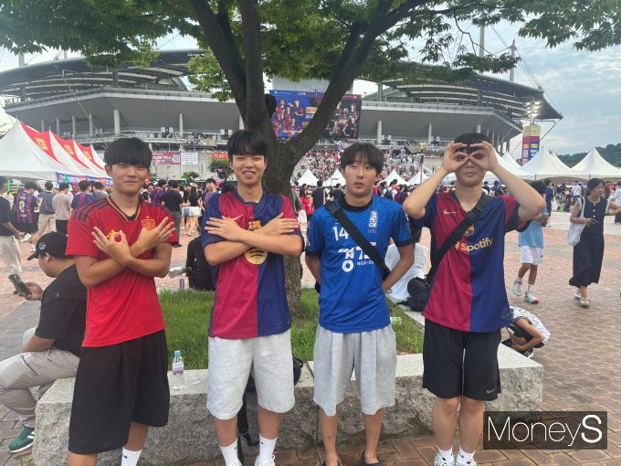 FC바르셀로나의 내한 경기 최고의 관심사는 라민 야말이었다. 사진은 31일 서울월드컵경기장을 찾은 정지훈군(오른쪽에서 두 번째)와 친구들의 모습. /사진=최진원 기자 