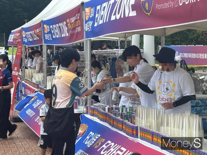 제너시스 BBQ그룹이 창사 30주년을 맞아 FC바르셀로나의 내한 경기를 주관했다. 사진은 31일 서울월드컵경기장에서 열린 2025 FC바르셀로나 아시아투어-FC서울 친선경기에 참석한 관중들이 제너시스BBQ그룹의 자체 개발 음료 스파클링 레몬보이를 받는 모습. /사진=최진원 기자