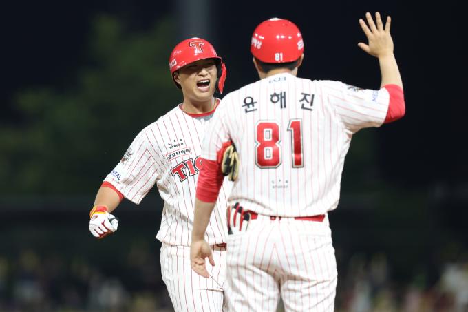 KIA 타이거즈가 31일 열린 KBO리그 광주 두산 베어스전에서 변우혁(왼쪽)의 결승타를 앞세워 3-2로 역전승했다. (KIA 타이거즈 제공)