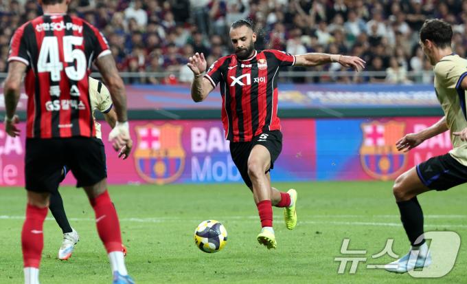 31일 서울 마포구 상암동 서울월드컵경기장에서 열린 ‘2025 FC바르셀로나 아시아투어’ FC서울과 FC바르셀로나의 경기, FC서울 야잔이 돌파하고 있다. 2025.7.31/뉴스1 ⓒ News1 이승배 기자