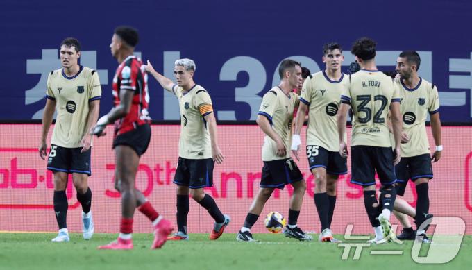 31일 서울 마포구 상암동 서울월드컵경기장에서 열린 ‘2025 FC바르셀로나 아시아투어’ FC서울과 FC바르셀로나의 경기, FC바르셀로나 가비가 골을 넣고 동료들과 기뻐하고 있다. 2025.7.31/뉴스1 ⓒ News1 이승배 기자