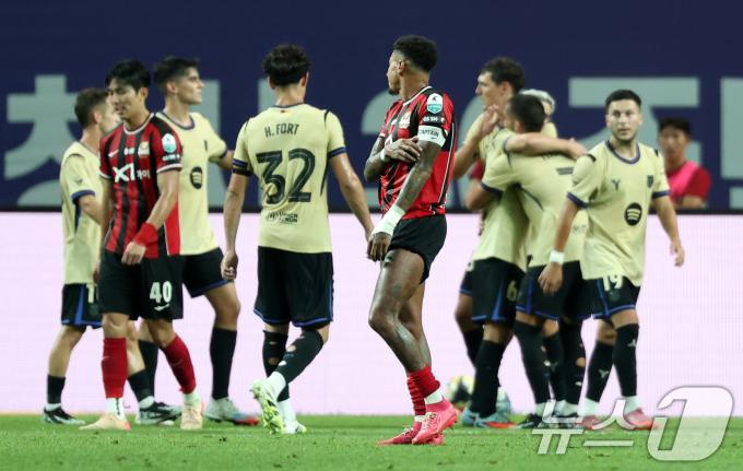 31일 서울 마포구 상암동 서울월드컵경기장에서 열린 ‘2025 FC바르셀로나 아시아투어’ FC서울과 FC바르셀로나의 경기, FC서울 린가드가 FC바르셀로나 가비가 골을 넣고 동료들과 기뻐하는 모습을 지켜보고 있다. 2025.7.31/뉴스1 ⓒ News1 이승배 기자