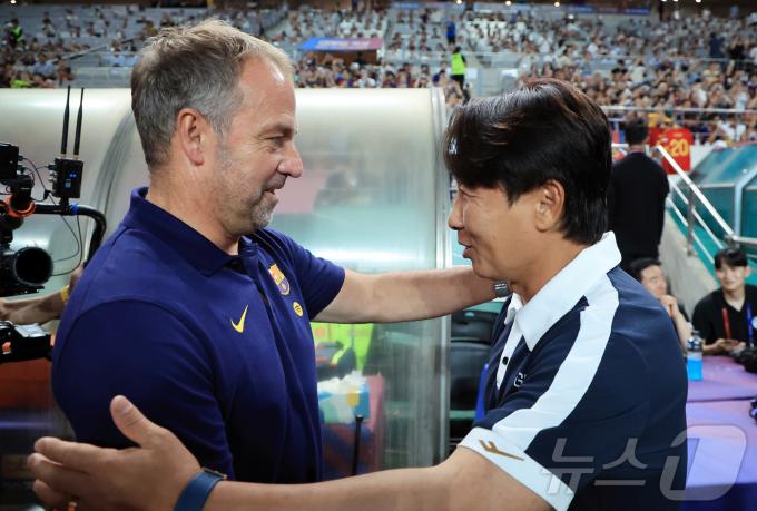 31일 서울 마포구 상암동 서울월드컵경기장에서 열리는 ‘2025 FC바르셀로나 아시아투어’ FC서울과 FC바르셀로나의 경기를 앞두고 FC바르셀로나 플릭 한지 감독과 FC서울 김기동 감독이 인사를 나누고 있다. 2025.7.31/뉴스1 ⓒ News1 김진환 기자