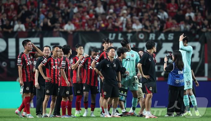 31일 서울 마포구 상암동 서울월드컵경기장에서 열리는 ‘2025 FC바르셀로나 아시아투어’ FC서울과 FC바르셀로나의 경기에서 3대7 패배를 기록한 FC서울 선수들이 아쉬워하고 있다. 2025.7.31/뉴스1 ⓒ News1 김진환 기자