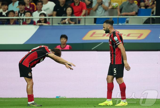31일 서울 마포구 상암동 서울월드컵경기장에서 열리는 ‘2025 FC바르셀로나 아시아투어’ FC서울과 FC바르셀로나의 경기, 전반 FC서울 야잔(오른쪽)이 동점골을 넣은 뒤 김진수와 기쁨을 나누고 있다. 2025.7.31/뉴스1 ⓒ News1 김진환 기자