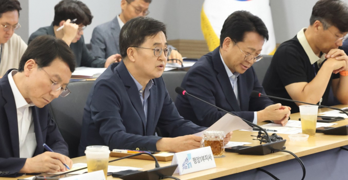 김동연 경기도지사(왼쪽에서 두 번째)가 지난 31일 열린 한미 관세협상 타결 긴급 특별지원대책회의에서 발언하고 있다.  /사진제공=경기도