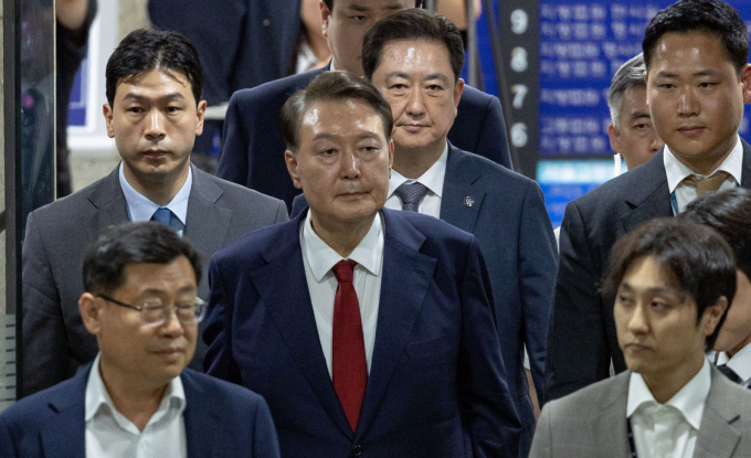 특별검사팀의 소환에 두 차례 불응한 윤석열 전 대통령에 대해 체포영장이 발부된 가운데 특검은 1일 오전 중 영장 집행에 나선다. 사진은 지난달 9일 서울 서초구 서울중앙지법에서 열린 직권남용 등 혐의 영장실질심사(구속 전 피의자 심문)를 마친 뒤 대기 장소인 서울구치소로 이동하기 위해 법원을 나선 윤석열 전 대통령. /사진=뉴시스