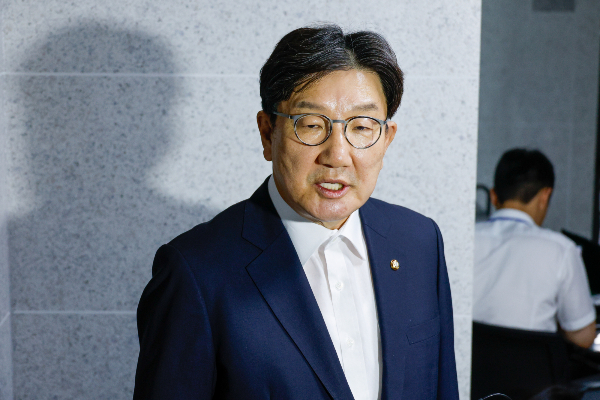 김건희 특검팀 통일교 측에서 권성동 국민의힘 의원에게 거액의 불법 정치자금을 제공한 정황을 윤영호 전 통일교 세계본부장에 대한 구속영장 청구서에 적시했다. 사진은 권성동 국민의힘 의원이 김건희 특검의 '건진법사-통일교 의혹' 압수수색 관련 입장을 밝히는 모습. /사진=뉴스1