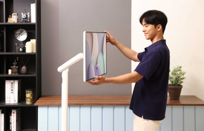 삼성전자 모델이 무빙스타일 엣지를 체험하고 있다. / 사진=삼성전자