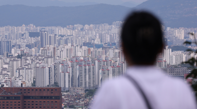 올 상반기(1∼6월) 주택 공급 3대 지표인 인허가·착공·준공 물량이 일제히 감소하며 시장 침체가 지속되는 모습이다. 사진은 서울의 아파트 단지 모습. /사진=뉴스1