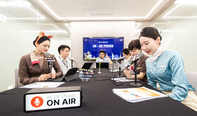 대한항공이 아시아나항공과 목소리 기부 행사 'KE-OZ STUDIO'를 열었다. 사진은 대한항공과 아시아나항공 임직원들이 동화책을 낭독·녹음해 독서 소외계층을 위한 오디오북을 제작하던 모습. /사진=대한항공