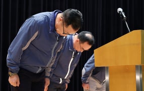 이재명 대통령이 포스코이앤씨 현장에서 잇따라 발생한 사망 사고를 질책하자 포스코그룹이 안전 진단 태스크포스(TF)를 구성하고 안전 전문회사를 신설하는 방안을 추진한다. 사진은 정희민 포스코이앤씨 대표이사가 29일 오후 인천광역시 연수구 포스코이앤씨 송도사옥에서 고속국도 공사현장 사망사고에 대해 사과하는 모습. /사진=뉴스