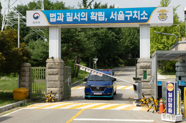 김건희 특검팀이 윤석열 전 대통령을 상대로 강제구인 절차에 돌입했다. 사진은 윤석열 전 대통령에 대한 체포영장이 발부된 지난달 31일 오후 경기 의왕시 서울구치소에서 호송차량이 나오는 모습. /사진=뉴스1