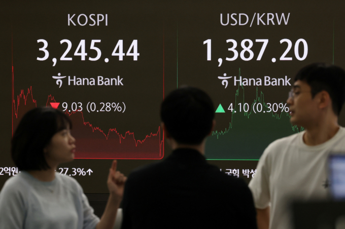국내 증시가 1일 하락세다. 사진은 지난 31일 오후 서울 중구 하나은행 딜링룸에서 딜러들이 업무를 보는 모습. /사진=뉴시스