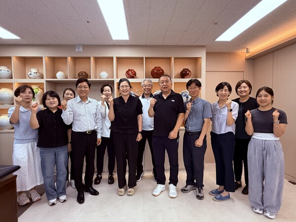 여주세종문화관광재단 관계자들과 하남시 문화관광 관계자들이 지난달 31일 여주시에서 진행된 축제·관광 분야 운영 사례 공유 간담회 직후 기념촬영을 하고 있다. /사진제공=여주시