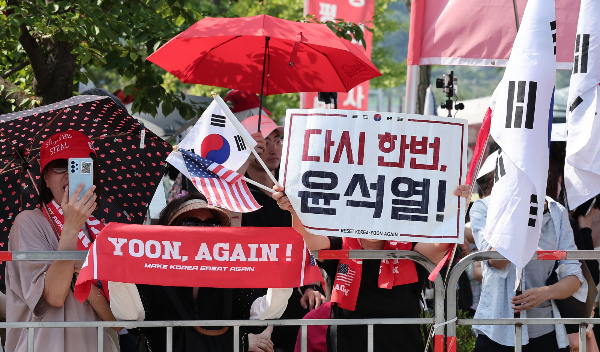 김건희 특검팀이 윤석열 전 대통령에 대한 체포영장 집행을 시도했으나 무산됐다. 사진은 김건희 특검팀(특별검사 민중기)이 윤석열 전 대통령에 대한 체포영장 집행에 나선 1일 오전 경기도 의왕 서울구치소에서 윤 전 대통령 지지자들이 시위하는 모습. /사진=뉴스1