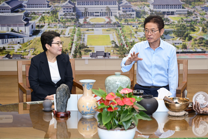  임이자 국회 기재위원장(왼쪽)이 7월31일 경북도청사에 이철우 경북도지샤를 예방하고 현안에 대해 이야기를 나누고 있다./사진제공=임이자 국민의힘 국회의원실