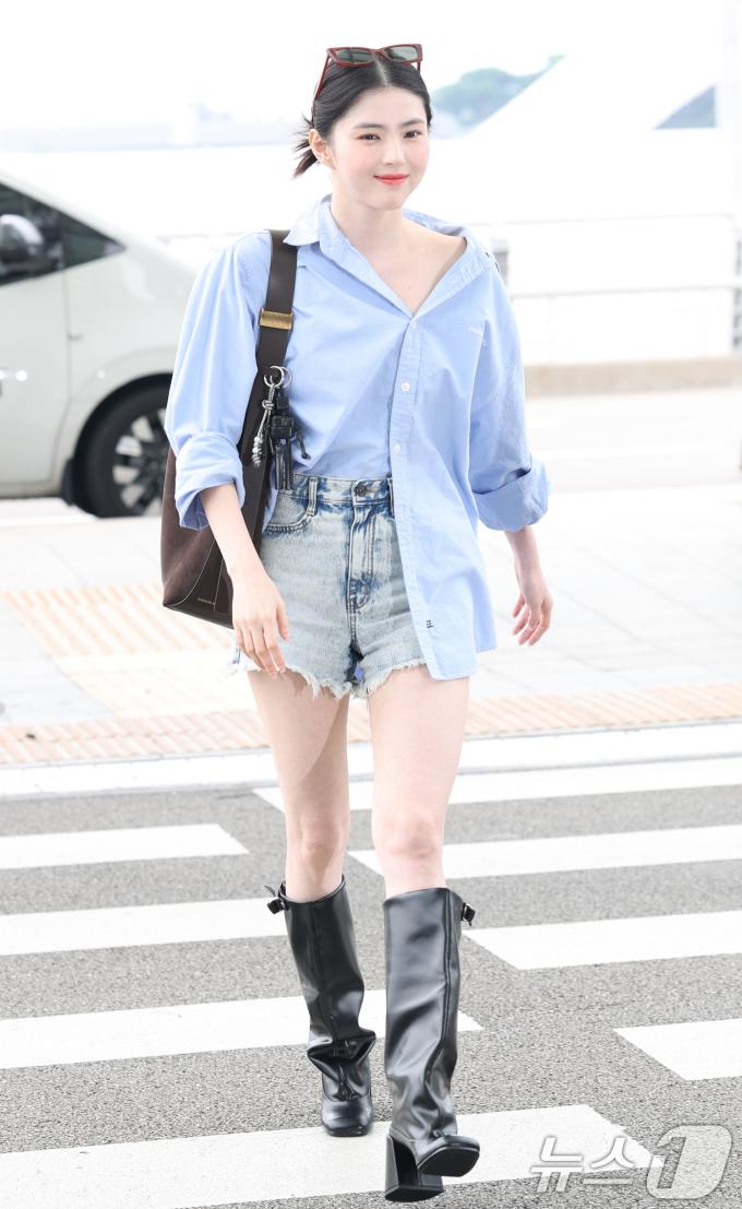 배우 한소희가 1일 오전 팬미팅을 위해 인천국제공항을 통해 대만 타이베이로 출국하고 있다. 2025.8.1/뉴스1 ⓒ News1 권현진 기자