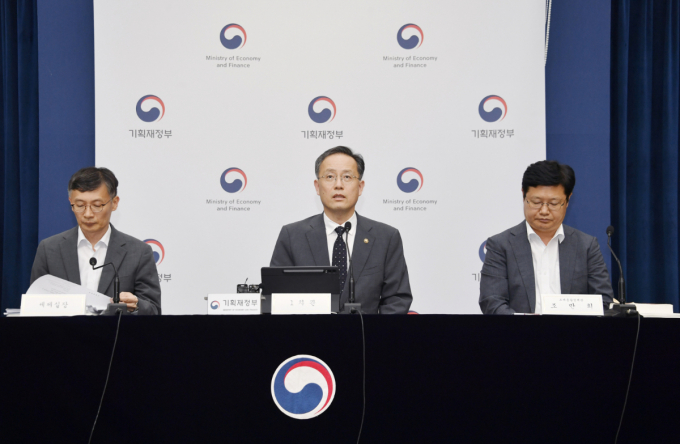 정부가 세제개편안을 지난달 31일 발표한 가운데 1일 국내 증시가 고꾸라지고 있다. 사진은 이형일 기획재정부 차관이 지난 29일 정부세종청사에서 열린 '2025년 세제개편안 상세 브리핑'에서 주요 내용을 발표하고 있다. /사진=뉴스1