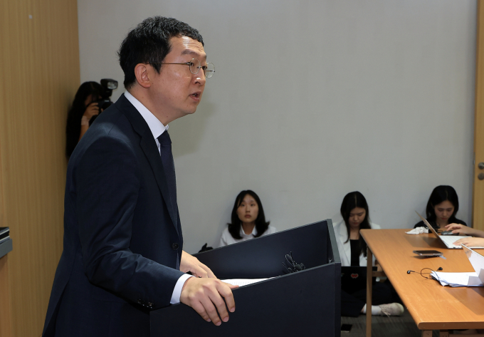이명현 특별검사팀이 오는 5일 전하규 국방부 대변인과 정종범 전 해병대부사령관을 참고인 신분으로 소환해 조사한다. 사진은 지난달 2일 순직해병 특별검사팀 정민영 특검보가 서울 서초구 특검사무실에서 언론 브리핑을 하고 있는 모습. /사진=뉴스1