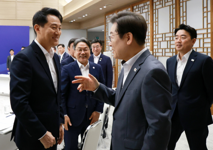 이재명 대통령이 1일 전국 17개 시·도 광역 단체장을 만나 균형 발전은  국가의 생존을 위한 전략이라고 말했다. 이재명 대통령이 1일 서울 용산구 대통령실 청사에서 열린 전국 시도지사 간담회에서 오세훈 서울시장과 인사를 하고 있다. /사진=뉴시스(대통령실통신사진기자단)