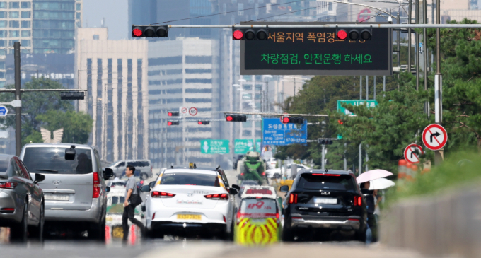 폭염 속 안전한 주행을 위한 자동차 점검이 필요하다. 사진은 폭염 속 서울시내 한 도로. /사진=뉴시스