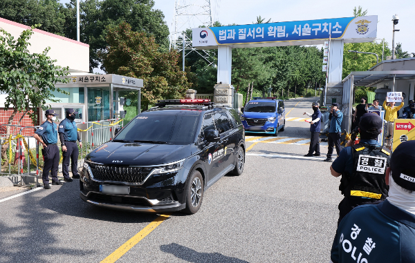김건희 특검팀(특별검사 민중기)이 윤석열 전 대통령에 대한 체포영장 집행에 나섰으나 윤 전 대통령의 완강한 거부로 체포에 실패했다. 사진은 김건희 특검팀이 윤석열 전 대통령에 대한 체포영장 집행에 나선 1일 오전 경기도 의왕 서울구치소에서 호송차가 나오는 모습. /사진=뉴스1