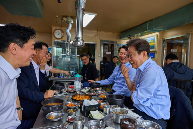 이재명 대통령이 오는 4일부터 8일까지 거제 저도로 휴가를 떠난다. 사진은 지난달 31일 이재명 대통령이 서울 삼각지역 인근 한 식당에서 강훈식 비서실장 등 참모진과 점심 식사를 하고 있는 모습. /사진=뉴시스