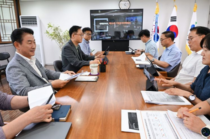 김동근 의정부시장이 지난달 30일 도시개발과 기업유치를 통합하는 새로운 체계 첫 기업유치 전략회의인 '제20차 기업유치 전략회의'를 진행하고 있다.  /사진제공=의정부시 