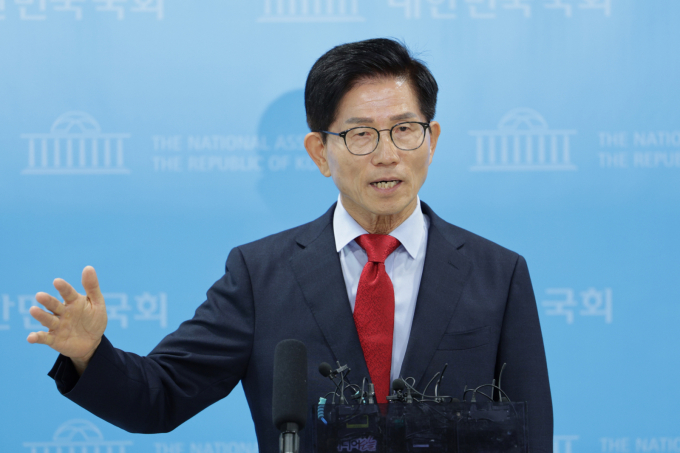  국회법사위원회에서 여당 주도로 노랑봉투법이 통과하자 김문수 전 고용노동부 장관이 페이스북에 강력히 반대한다고 글을 올렸다. 사진은 지난달 31일 국민의힘 전당대회를 출마한 김문수 전 고용노동부 장관이 서울 여의도 국회 소통관에서 취재진의 질의에 답변하고 있는 모습. /사진=뉴스1