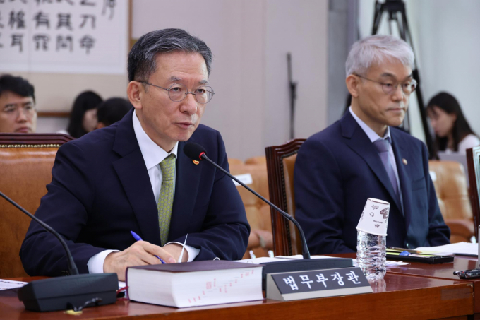 정성호 법무부 장관이 1일 서울 여의도 국회 법사위 회의에서 윤석열 전 대통령이 속옷만 입고 누운 채 특검의 체포영장 집행에 거부 의사를 했다고 밝혔다 .정성호 법무부 장관(왼쪽)이 1일 서울 여의도 국회에서 열린 법제사법위원회 전체회의에서 질의에 답하고 있다. /사진=뉴시스