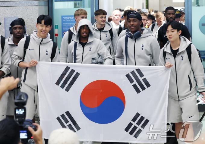 잉글랜드 프리미어리그(EPL) 토트넘 홋스퍼의 손흥민과 양민혁이 1일 오후 프리 시즌 투어를 위해 인천국제공항 제1터미널에 도착해 태극기를 펼쳐 들고 포즈를 취하고 있다. 2025.8.1/뉴스1 ⓒ News1 권현진 기자