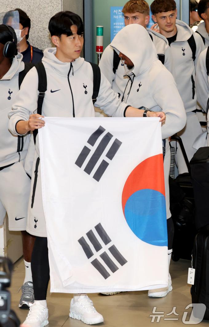 잉글랜드 프리미어리그(EPL) 토트넘 홋스퍼의 손흥민이 1일 오후 프리 시즌 투어를 위해 인천공항에 도착해 기념 촬영 후 태극기를 접고 있다. 2025.8.1/뉴스1 ⓒ News1 권현진 기자