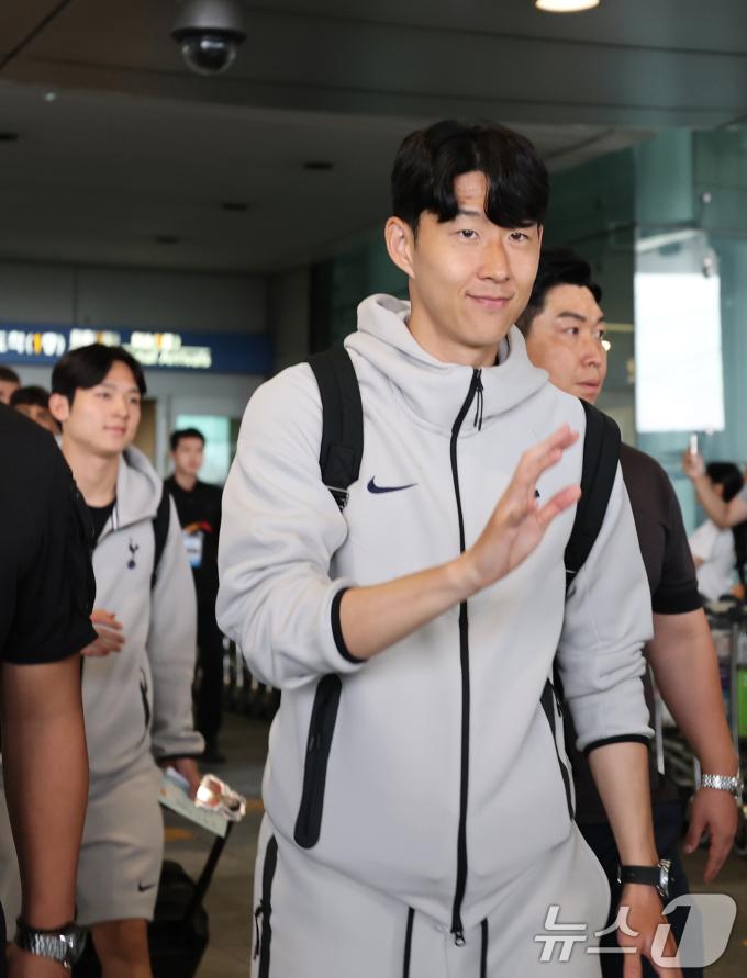 잉글랜드 프리미어리그(EPL) 토트넘 홋스퍼의 손흥민이 1일 오후 프리 시즌 투어를 위해 인천국제공항 제1터미널로 입국해 손을 흔들고 있다. 2025.8.1/뉴스1 ⓒ News1 권현진 기자