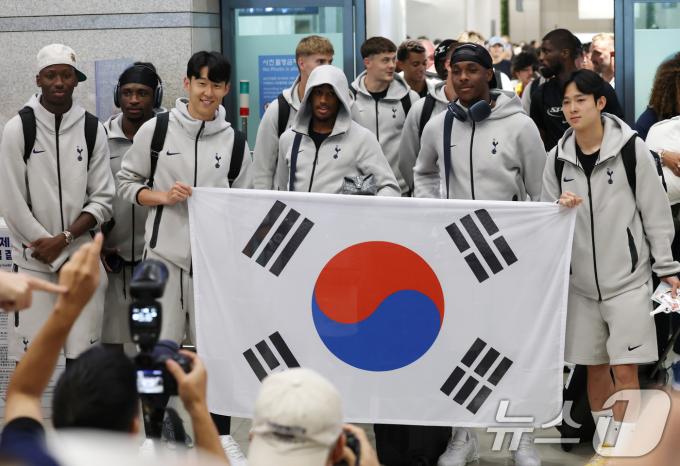 잉글랜드 프리미어리그(EPL) 토트넘 홋스퍼의 손흥민과 양민혁이 1일 오후 프리 시즌 투어를 위해 인천국제공항 제1터미널에 도착해 태극기를 펼쳐 들고 포즈를 취하고 있다. 2025.8.1/뉴스1 ⓒ News1 권현진 기자