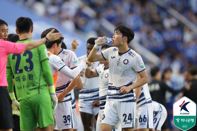 무더위 속 경기를 치르는 K리그 선수들(한국프로축구연맹 제공)