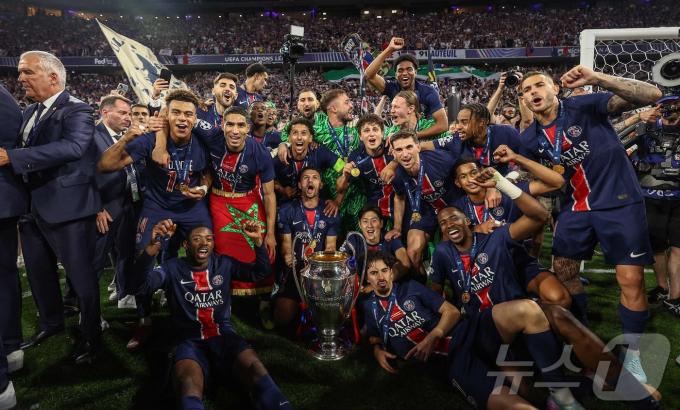 UCL 우승 세리머니를 즐기는 이강인ⓒ AFP=뉴스1