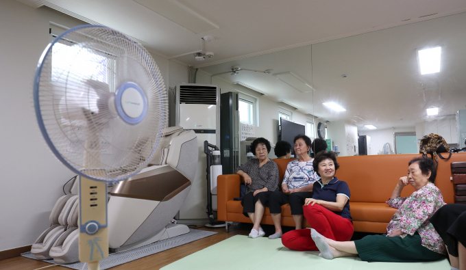 서울시가 8월 한 달 동안 무더위 쉼터를 늘려 운영한다. 사진은 서울 시내 한 무더위쉼터. /사진=뉴시스