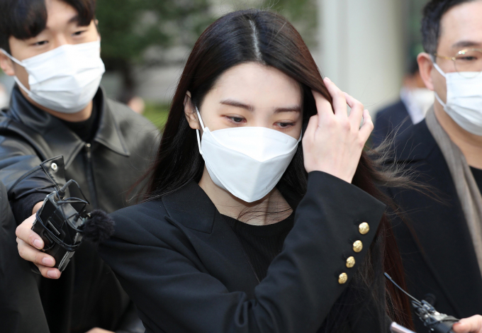 과거 음주운전을 해 자숙의 시간을 보냈던 리지가 유튜브 채널에 출연해 다시 한번 사과했다. 사진은 음주운전 혐의 등으로 기소됐던 리지가 2021년 10월 서울 서초구 서울중앙지법에서 열린 선고 공판에 참석했더 모습. /사진=뉴시스(공동취재사진)