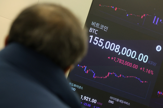 가상자산 거래소들이 랜딩 서비스 축소에 나섰다. 사진은 업비트 고객센터 전광판. /사진=뉴스1