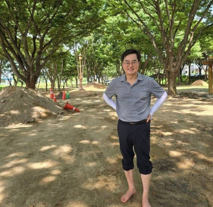 김동연 경기도지사가 2일 자신의 인스타그램에 맨발 걷기의 필요성을 강조했다. /사진=김 지사 인스타그램