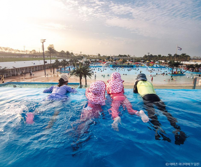 사진은 아쿠아파크 전경이 한눈에 펼쳐지는 인피니티풀. /사진=아마존 아쿠아파크 당진
