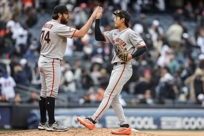 샌프란시스코 자이언츠의 이정후가 지난 4월13일(현지시간) 뉴욕의 양키 스타디움에서 열린 MLB 뉴욕 양키스와 경기를 승리한 뒤 투수 라이언 워커와 하이 파이브를 하고 있다. 사진제공=뉴스1