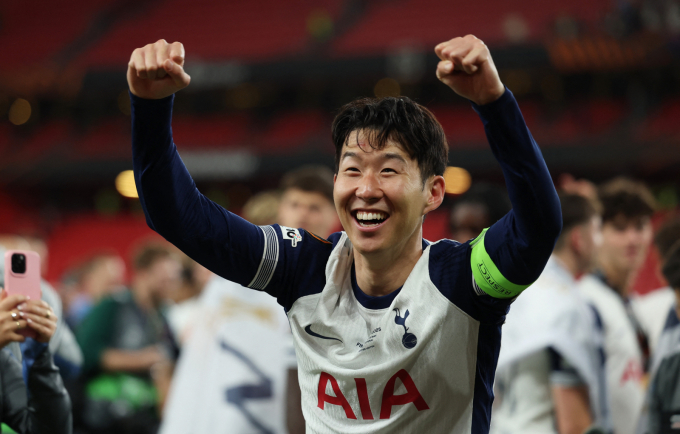 토트넘의 손흥민이 지난 5월 21일(현지시간) 스페인 빌바오의 산 마메스 경기장에서 열린 UEFA 유로파 리그(UEL) 결승서 맨체스터 유나이티드(맨유)를 꺾고 생애 첫 우승을 한 뒤 기뻐하고 있다. 사진제공=뉴스1