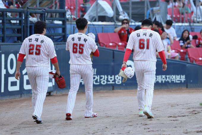 KIA가 트레이드로 영입한 한재승(왼쪽)과 김시훈(오른쪽).
