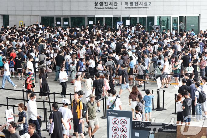 3일 오전 서울 용산구 국립중앙박물관 전시실 앞 광장이 입장을 대기하는 시민들로 북적이고 있다. 2025.8.3/뉴스1 ⓒ News1 민경석 기자